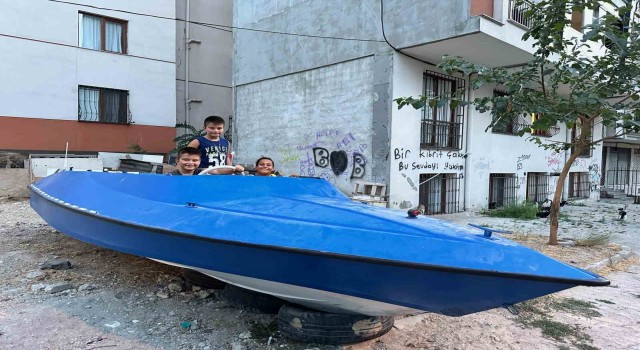 Küçükçekmecede atıl haldeki tekne çocukların oyun alanı oldu