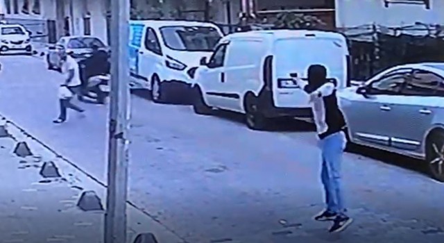 Küçükçekmecede sokak ortasındaki silahlı saldırı kamerada