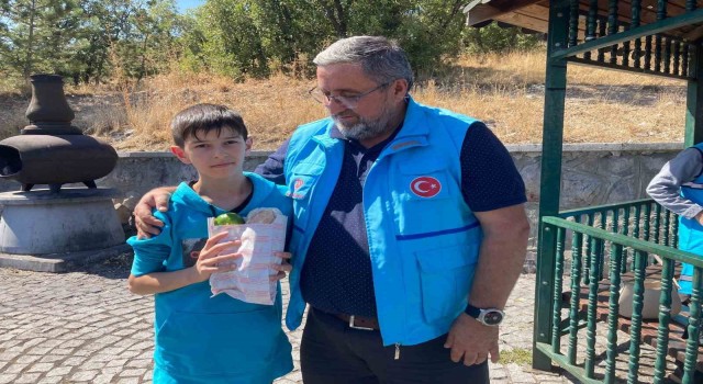 Kuran kursu öğrencileri doğa yürüyüşünde mıntıka temizliği yaptı