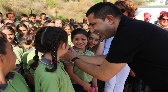 Kuşadası Belediyesinin öğrencilere desteği sürüyor
