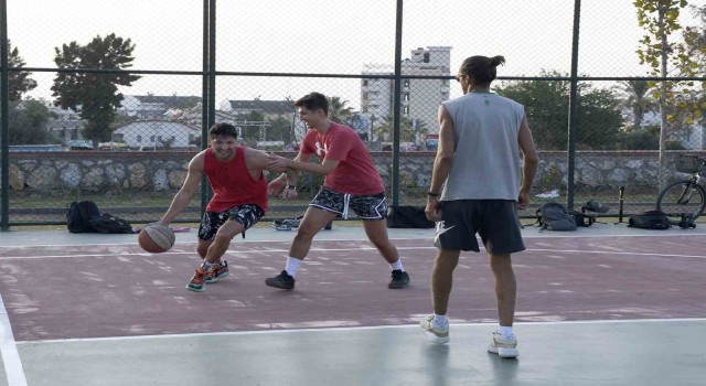 Kuşadasında sokak basketbolunun kalbi bu parkta atıyor