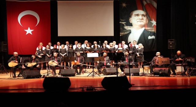 Kütahya Belediyesi Kültür ve Sanat Akademisi Türk Halk Müziği Korusu ilk konserine verdi