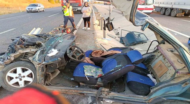 Kütahyada bariyerlere çarpan otomobil hurda yığınına döndü: 3 yaralı