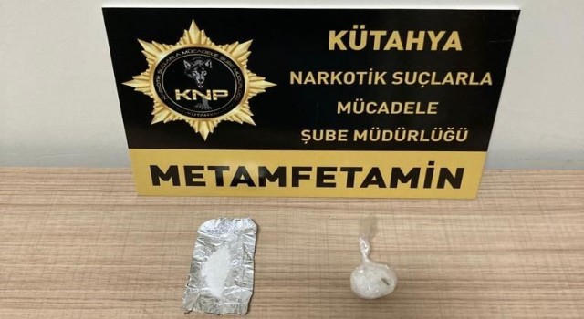 Kütahyada polisin “dur” ihtarına uymayarak kaçan araçta uyuşturucu ele geçirildi