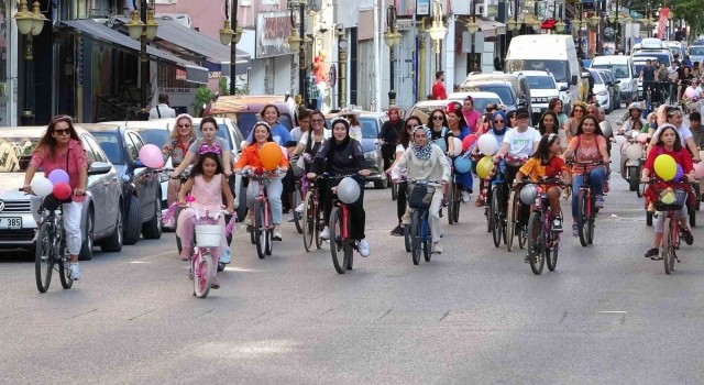 Kütahyada Süslü Kadınlar Bisiklet Turu etkinliği renkli görüntülere sahne oldu