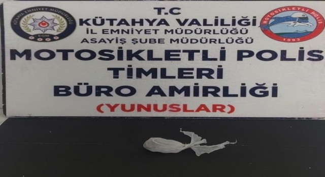Kütahyada yoklama kaçağı şahsın üzerinde uyuşturucu bulundu