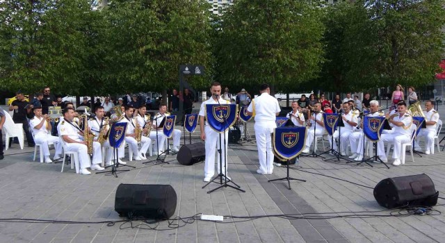 Kuzey Deniz Saha Komutanlığı Bandosu Taksim Meydanında konser verdi