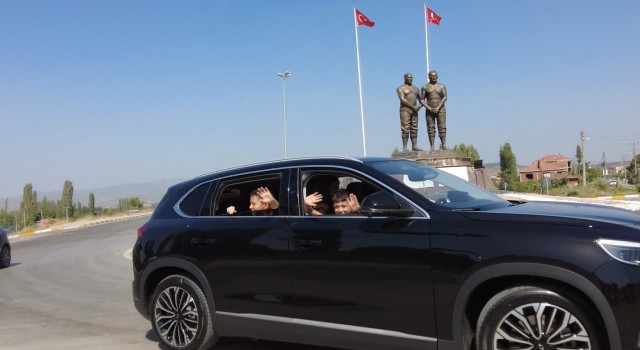 Mahallenin çocukları TOGGa bindi, şehir turu attı