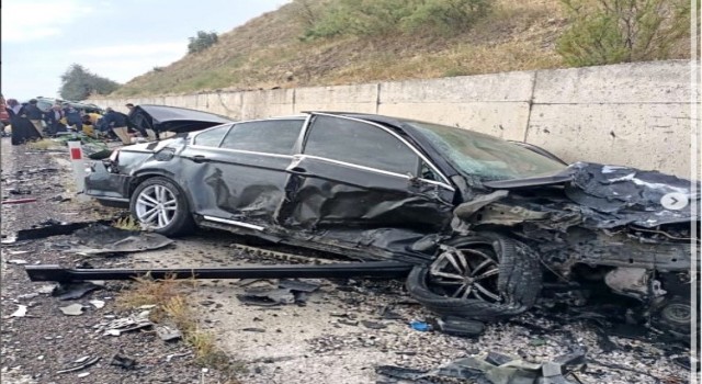 Makam aracı ile otomobil hafif ticari araç çarpıştı: 3 yaralı
