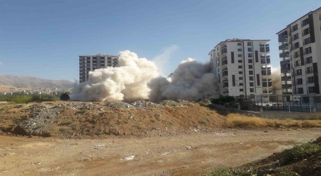 Malatyada ağır hasarlı binaların patlayıcı ile yıkımı sürüyor