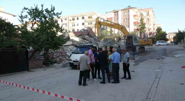 Malatyada “Bina çöktü, iş makinesi altında kaldı ihbarı polisi alarma geçirdi