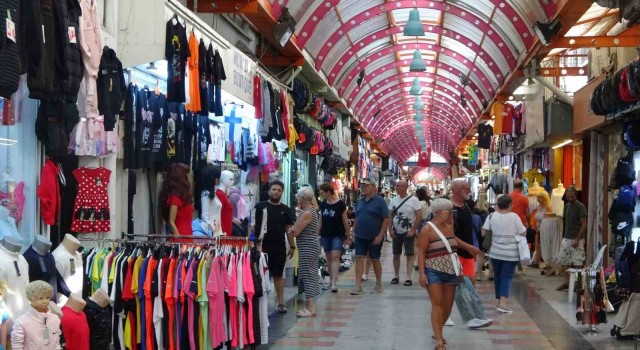 Marmariste sağanağın ardından, güneşli hava turistleri çarşıya akın ettirdi