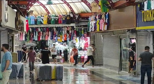 Marmariste sağanak yağış sonrası kapalı çarşıyı su bastı