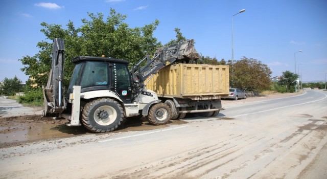 Melikgazide şiddetli yağmur sonrasında temizlik çalışmaları yapıldı