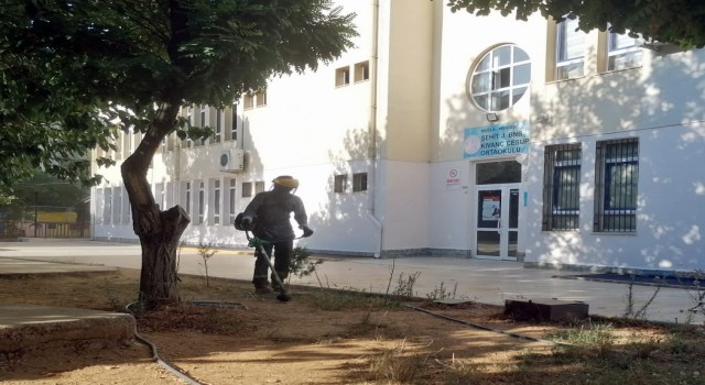 Menteşedeki okullarda yeni dönem öncesi bahçe temizliği