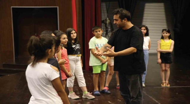 Merkezefendide tiyatro kursları başlıyor