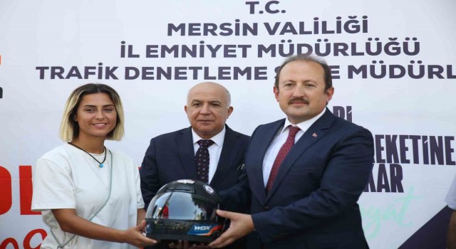 Mersinde motosiklet sürücülerine kask dağıtıldı