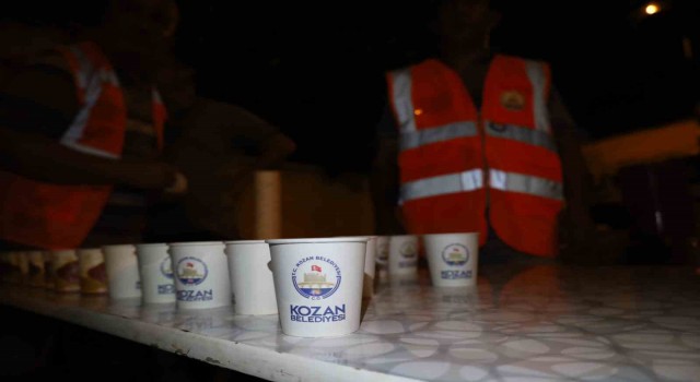 Adana'da kandil akşamında bal şerbeti ikram edildi