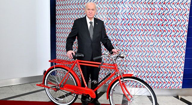 MHP Lideri Bahçeli’den, Osmaniye Bisikletiyle Fotoğraf