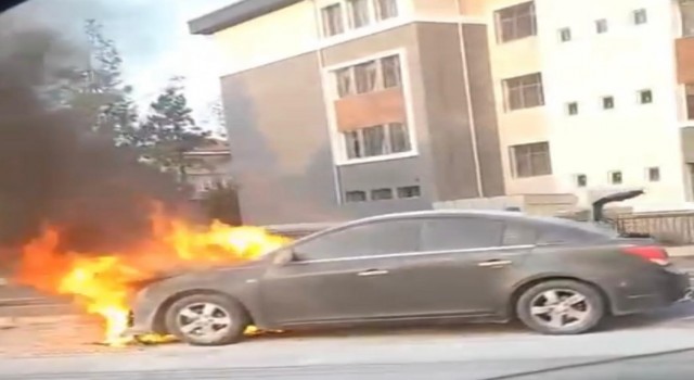 Motosiklet sürücüsü araca çarpıp böyle savruldu