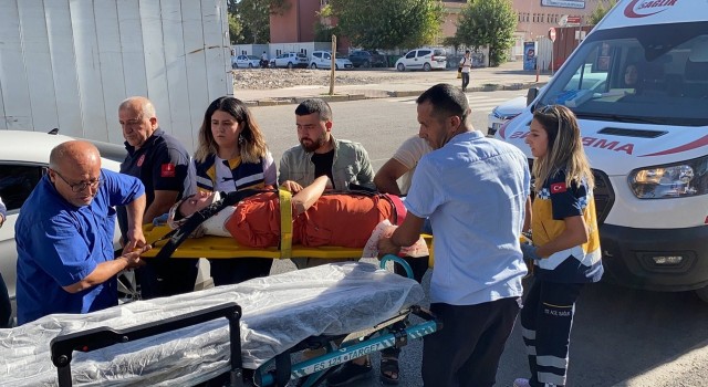 Motosiklet yayaya çarptı: 2 yaralı