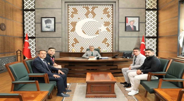 Niğde Valisi, Dünya Şampiyonu Ahmet Talha Kacura Hediye