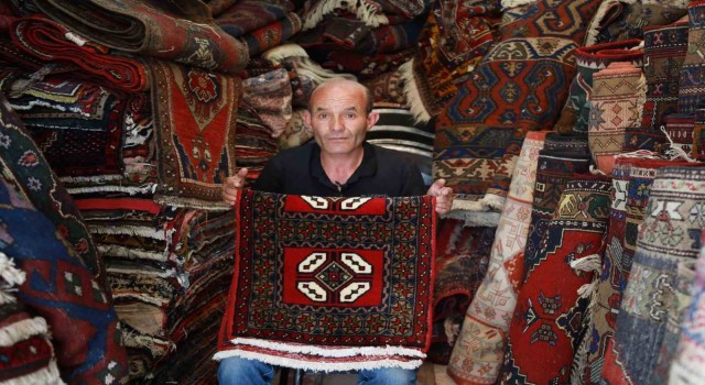 Niğdede 36 yıldır eski dokuma halılara hayat veriyor