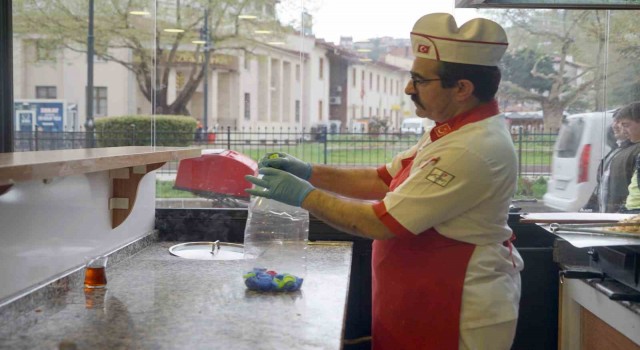 Okuduğu haberden etkilenerek mavi kapak biriktirmeye başlayan döner ustası, engellilere umut oluyor