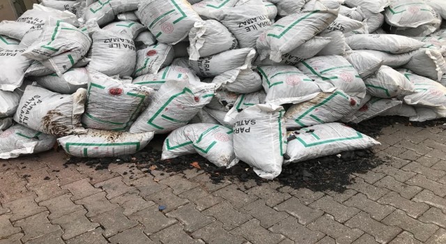 Okul için gönderilen kömürler, haftalardır depo önünde alınmayı bekliyor