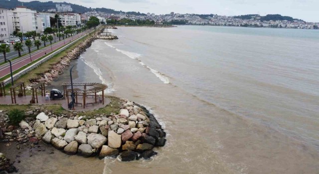 Orduda denizin rengi çamura bulandı