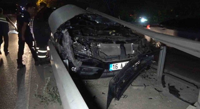 Orta refüje çarptı, otomobili bırakıp kaçtı