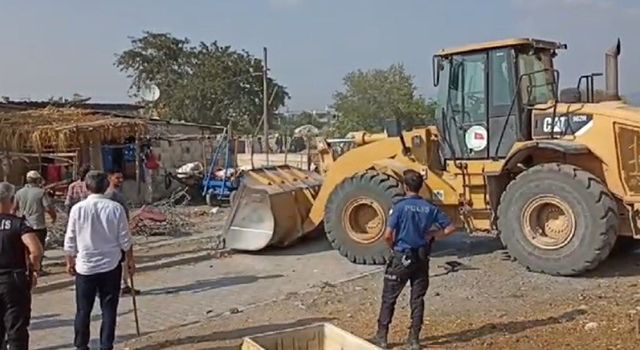 Osmaniye'de Enkaz Alanlarından Çalınan 10 Ton Demir Ele Geçirildi