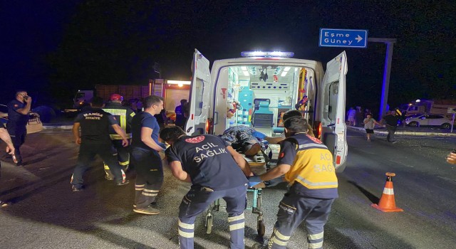 Otomobil canlı tavuk yüklü tıra çarptı: 2si ağır 5 yaralı