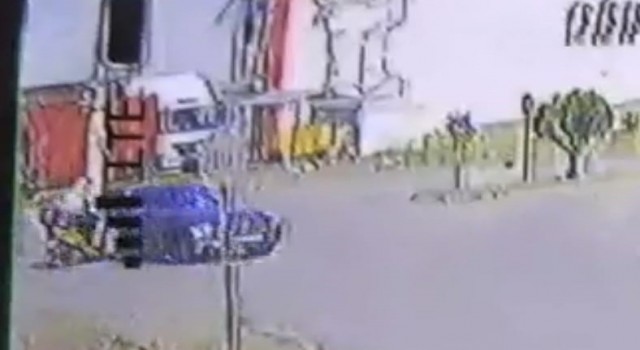 Otomobil ile motosikletin kazası kamerada: 1 yaralı