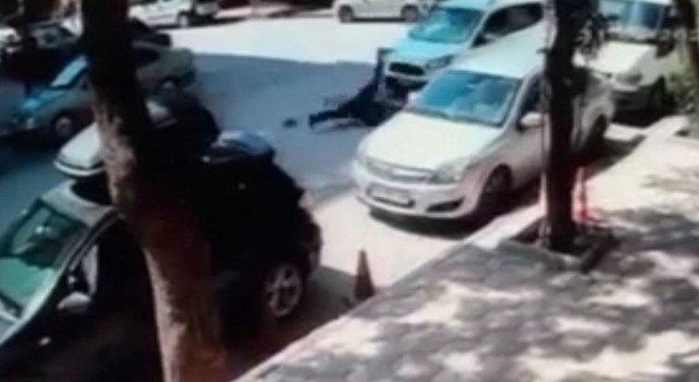 Otomobilin bisikletli şahsa çarpma anı kameralara yansıdı