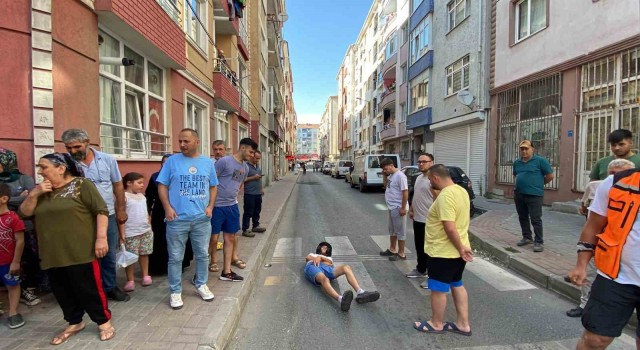 Otomobille çarpışan motosikletin yayanın üzerine savrulduğu kaza kamerada: 2 yaralı