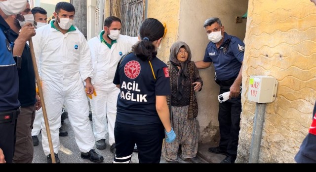 (Özel) Kamyon kamyon çöp çıktı...Evini temizlettirmek istemeyen kadın arka arkaya beddua yağdırdı