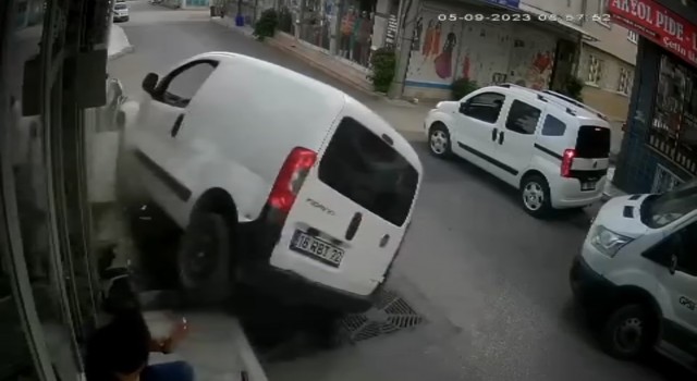 Ölüm teğet geçti… Aracın altında kalmaktan son anda böyle kurtuldular