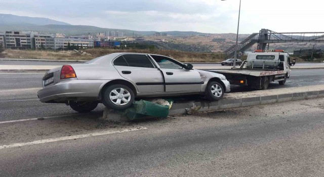 Refüje çıkan otomobildeki 2 kişi yaralandı