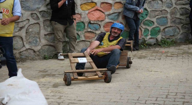 Rizede ‘Lazralli Tahta Arana yarışları renkli görüntülere sahne oldu