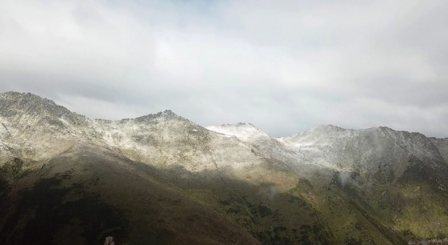 Rizenin yüksek kesimlerine mevsimin ilk karı yağdı