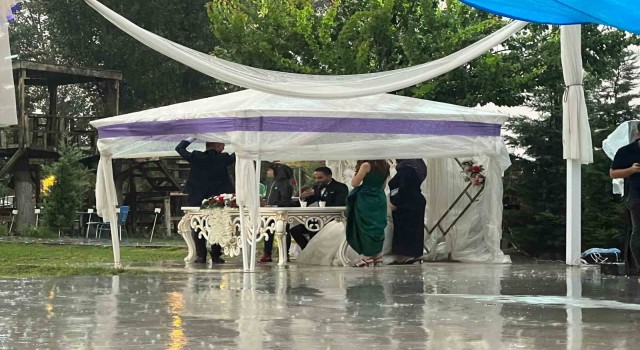 Sağanak altında ‘evet dediler