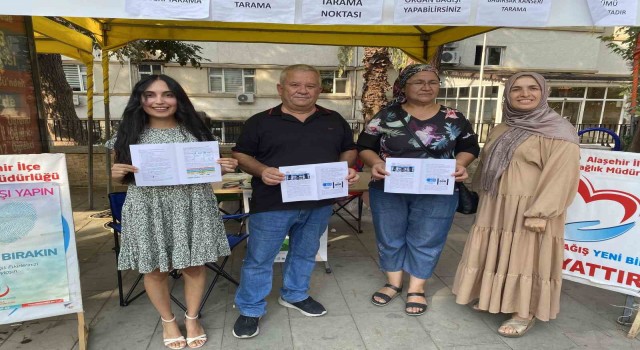 Sağlıkçılar festival alanında vatandaşları bilgilendiriyor