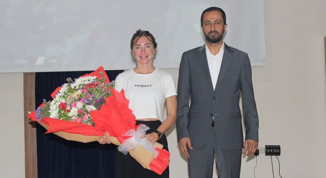 Şahika Ercümen, Yayladağı'nda gençlerle buluştu