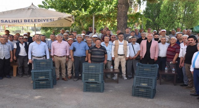 Salihlide üreticilere 9 bin meyve kasası hibe edildi