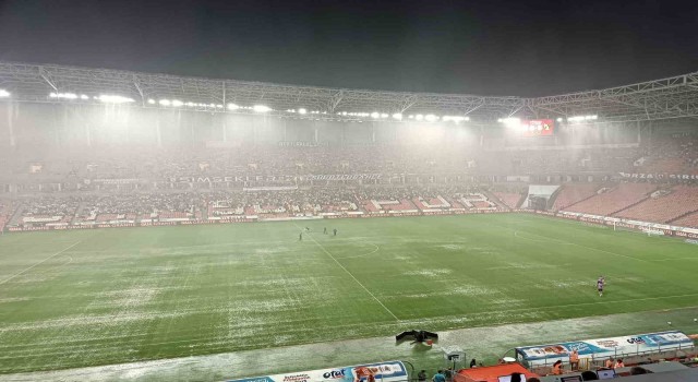 Samsunspor - İstanbulspor maçı yoğun yağıştan dolayı durdu