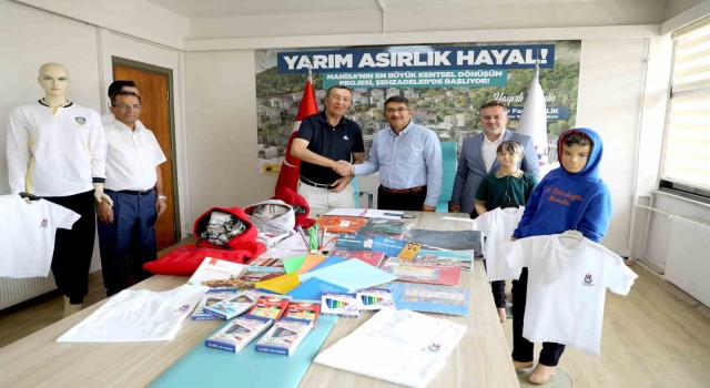 Şehzadeler Belediyesinden 2 bin 500 öğrenciye kıyafet ve kırtasiye desteği