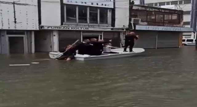 Sel vuran sanayide kayıkla gezenler gündem oldu