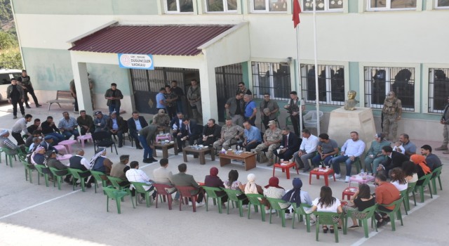 Siirt Valisi Kızılkaya, vatandaşın talebini dinlemeye devam ediyor