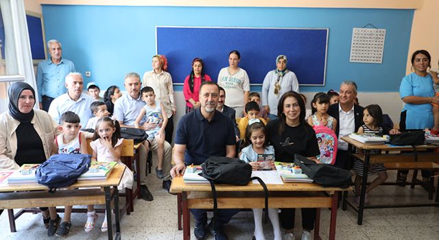 Silivri Belediyesi Hatay'daki depremzedelere kırtasiye malzemesi dağıttı